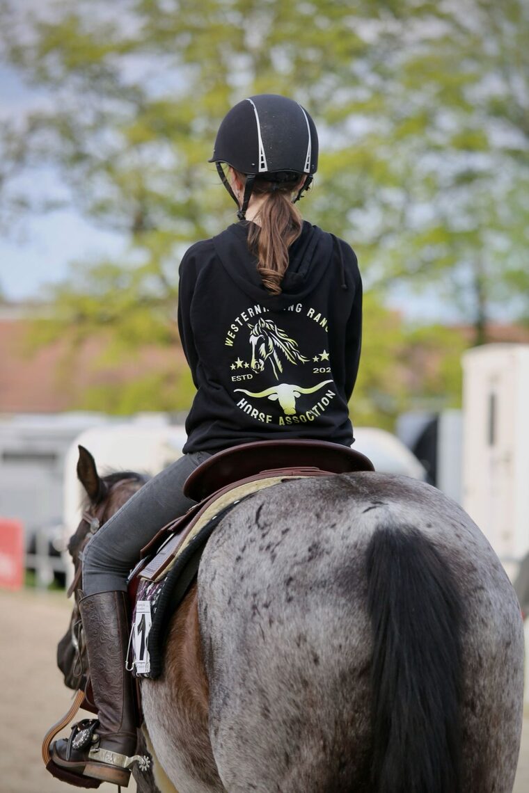 Reiterin mit WRHA-Hoodie auf dem Turnier